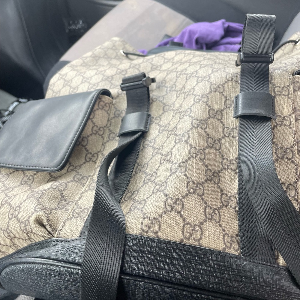 Gucci bag barely used. Worth 2500. Letting go for 2000